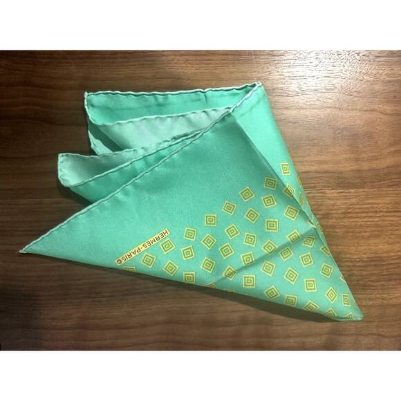 HERMES Green Pocket Square - Excellent Pre-owned - Picture 7 of 10